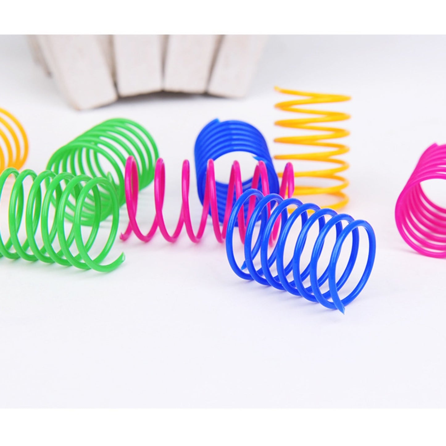 4pcs 2025 New Model Cat Pet Throwing Toys Plastic Spring Boredom Relief Toys Colored Four-Pack Pet Supplies, Without Battery